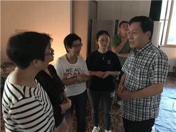 中國(guó)僑網(wǎng)孫振勇總領(lǐng)事慰問(wèn)受困中國(guó)旅客。(圖片來(lái)源:中國(guó)駐札幌總領(lǐng)事館網(wǎng)站)