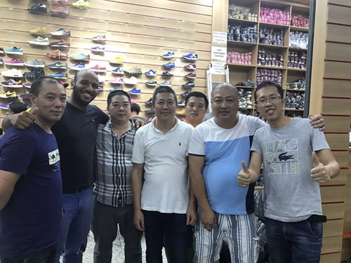 中國僑網(wǎng)左二為幫助華商抓劫匪受傷的巴西友人