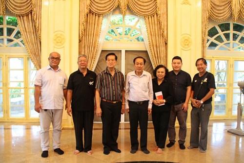 中國僑網(wǎng)泰國合艾華助中心理事會主席張俊貴一行拜訪僑賢黃春發(fā)。(張咪 攝)
