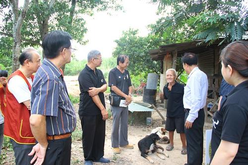 中國僑網(wǎng)泰國合艾華助中心向周阿財老先生詢問生活情況。(張咪 攝)