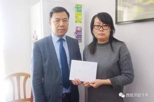 中國(guó)僑網(wǎng)華助中心毛峰與死者家屬。(西班牙《歐華報(bào)》)