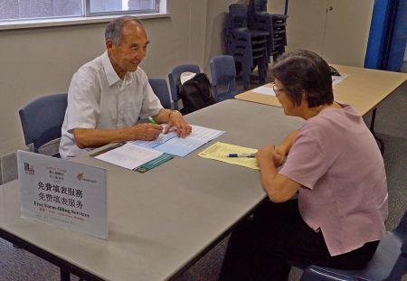 中國(guó)僑網(wǎng)悉尼華人服務(wù)社義工為需要服務(wù)的人士提供服務(wù)。(悉尼華助中提供)