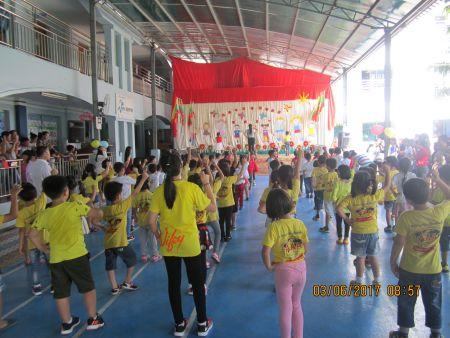 中國僑網(wǎng)小朋友們在老師的帶領(lǐng)跳親子操