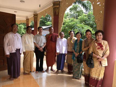 中國(guó)僑網(wǎng)曼德勒馬索英佛學(xué)院主持高僧與王總領(lǐng)事等合影