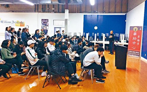 中國僑網(wǎng)52分局警員周榆亞向留學(xué)生講解如何應(yīng)對詐騙電話以及人身安全之道。(加拿大《星島日報》)