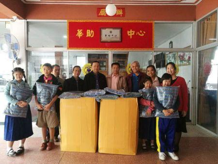 中國僑網(wǎng)清邁華助中心領(lǐng)導(dǎo)與師生代表合影