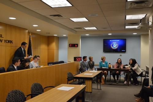 中國僑網(wǎng)萬齊家(左一)當(dāng)日舉辦“零到五歲移民家庭孩子政府資源”聽證會(huì);發(fā)言席位右三為任Nicole。(美國《世界日報(bào)》記者牟蘭/攝影)