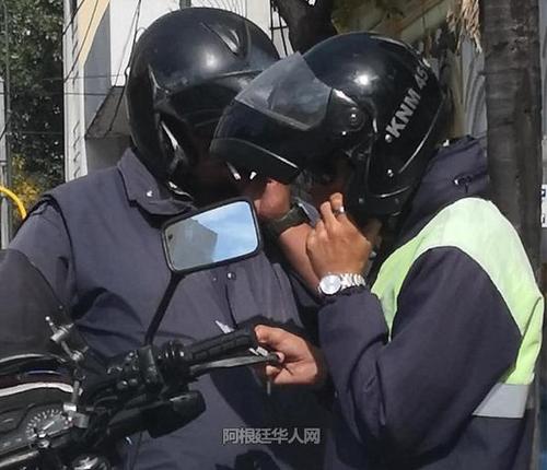 中國僑網(wǎng)圖為檢查處理現(xiàn)場。(阿根廷華人網(wǎng))