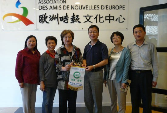 周峰院長(zhǎng)向歐洲時(shí)報(bào)文化中心贈(zèng)送錦旗。(法國(guó)《歐洲時(shí)報(bào)》)