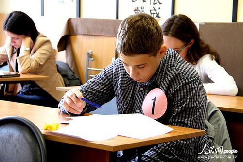 圖為參賽選手在進(jìn)行筆試。(人民網(wǎng)記者