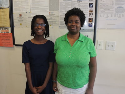 12歲蘇喜兒(左)代表小學(xué)生發(fā)言,她在母親博爾頓(右)的鼓勵(lì)下學(xué)習(xí)中文。(美國《世界日報(bào)》/老亭諺