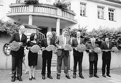 中德兩國嘉賓共同為紐倫堡孔子學院新辦公教學中心啟用剪彩。記者