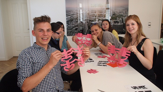 學生展示剪紙作品