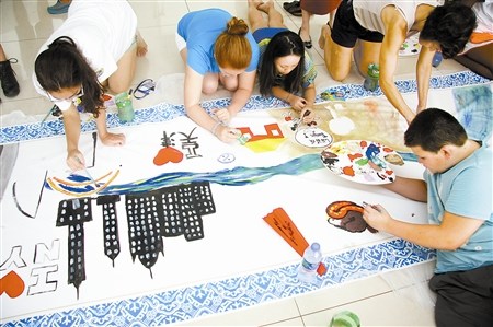 中美高中生共繪夢(mèng)想畫(huà)卷。李倩攝