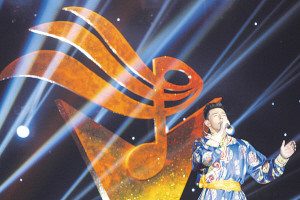 身著一身蒙古族長(zhǎng)袍的紐約選手毛天驕7月31日憑借中國(guó)民歌《鴻雁》順利晉級(jí)十強(qiáng)(美國(guó)《僑報(bào)》/王澤