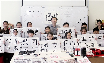 營(yíng)員高興地展示書(shū)法成果。記者