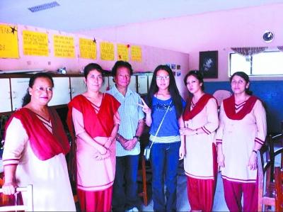 鄧冰清(左四)和當(dāng)?shù)氐睦蠋熀嫌?/