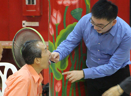 張教授對(duì)講座觀眾進(jìn)行舌診指導(dǎo)