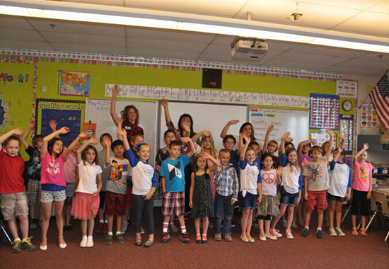 中國(guó)僑網(wǎng)Janice老師在教學(xué)生們邊唱歌邊做動(dòng)作