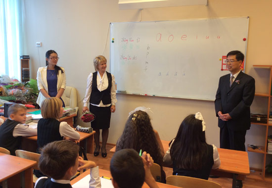 中國(guó)僑網(wǎng)季雁池領(lǐng)事參觀第一堂漢語課并鼓勵(lì)學(xué)生。朱馨竹 攝