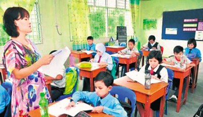 中國(guó)僑網(wǎng)華文教師正在主持考試,教室里大多數(shù)是非華裔的面孔。(馬來西亞《星洲日?qǐng)?bào)》)