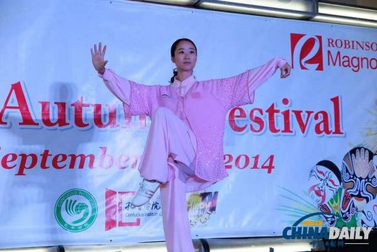 中國僑網(wǎng)濟南大學(xué)梁潔老師表演太極 (中國日報記者 張燕攝)