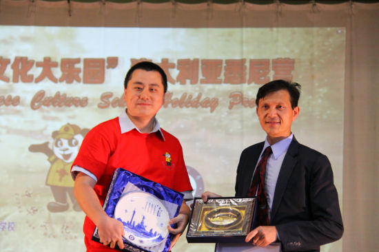 中國(guó)僑網(wǎng)張勁帆校長(zhǎng)與暨大領(lǐng)隊(duì)方李瑾互贈(zèng)禮物