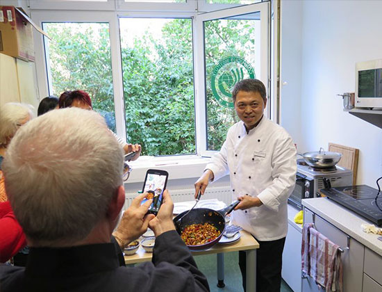 中國僑網(wǎng)中式烹調(diào)高級技師、揚(yáng)州大學(xué)旅游烹飪學(xué)院劉濤副教授做中國烹飪文化報告并現(xiàn)場演示制作宮保雞丁