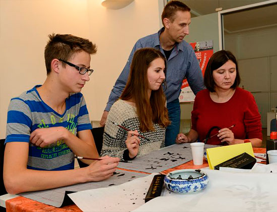 中國僑網(wǎng)學(xué)員正在學(xué)習(xí)書法