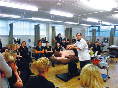 中國僑網(wǎng)倫敦中醫(yī)孔子學(xué)院教師在教學(xué)員中醫(yī)推拿。倫敦中醫(yī)孔子學(xué)院供圖