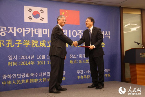 中國僑網(wǎng)邱國洪大使向?qū)<掖眍C發(fā)功勞獎