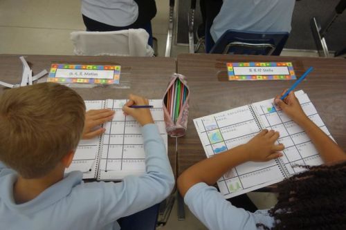 中國(guó)僑網(wǎng)小學(xué)生正在用中文寫(xiě)作業(yè)。(美國(guó)僑報(bào)網(wǎng)援引《紐約時(shí)報(bào)》)