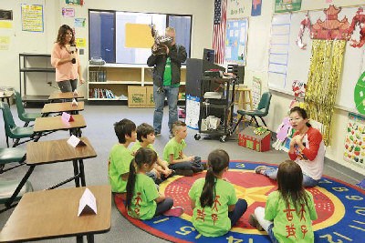 中國僑網(wǎng)金鑰匙中校具有博士學歷的中文教師Shu Dai在教學。(美國《世界日報》/王繪灃 攝)