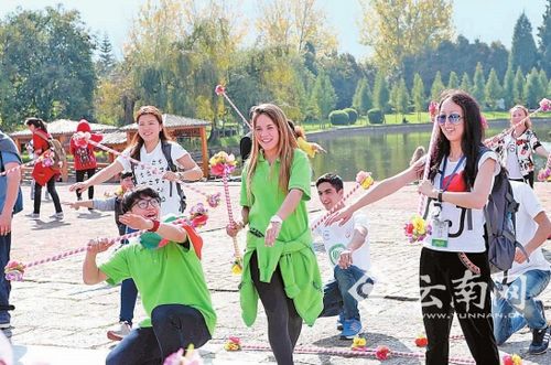 中國僑網(wǎng)盡情舞動白族霸王鞭