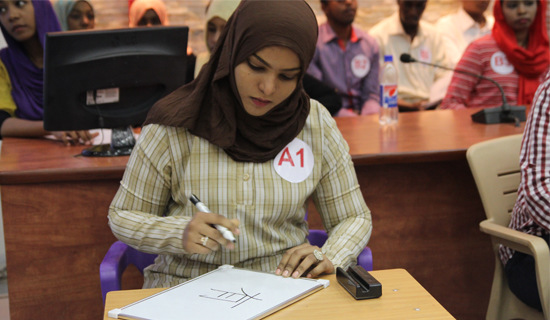 中國(guó)僑網(wǎng)認(rèn)真作答的參賽選手