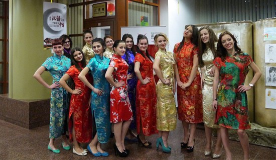 中國(guó)僑網(wǎng)盧奇安•布拉加大學(xué)中文專業(yè)一年級(jí)學(xué)生“旗袍走秀”后合影