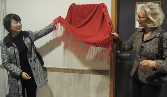 中國僑網(wǎng)吳雪燕院長與Monica Barni校長一起揭牌