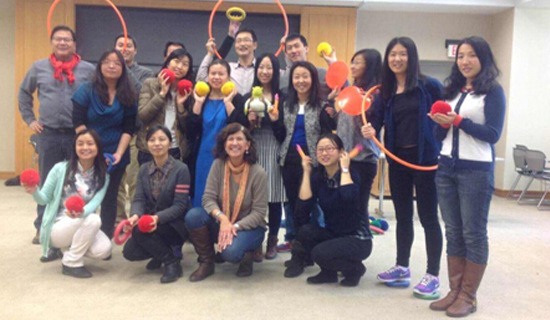 中國僑網(wǎng)團隊合作訓練結束后全體教師與培訓師帕特里夏合影。