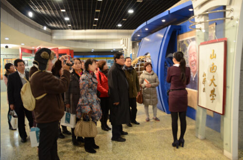 中國僑網(wǎng)代表團參觀山西大學(xué)校史館