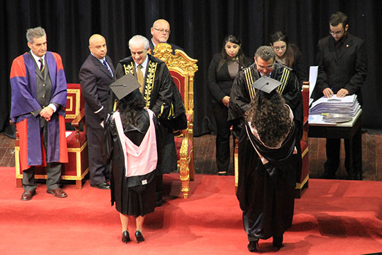 中國僑網(wǎng)艾達(dá)和克里斯蒂安娜接受學(xué)位證書