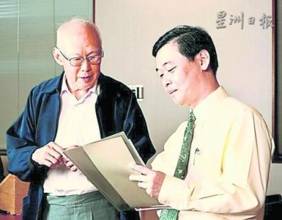 中國僑網(wǎng)蔡志禮(右)曾于2006年擔(dān)任新加坡資政李光耀的中文導(dǎo)師。(馬來西亞《星洲日報》)
