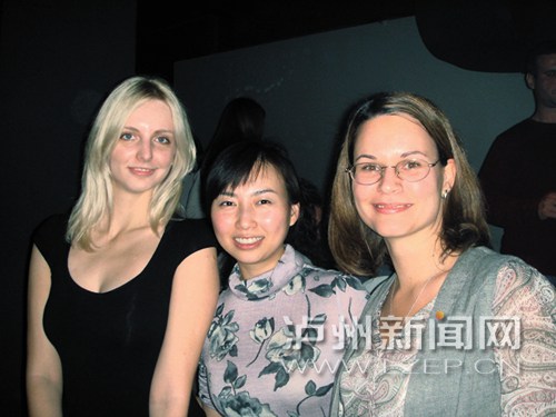 中國僑網(wǎng)朱琳(中)和她的學(xué)生