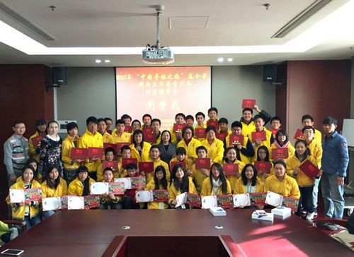 中國僑網圖為全體營員與老師合影留念。