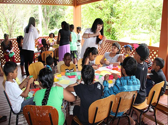 中國(guó)僑網(wǎng)孔院教師帶領(lǐng)孩子們一起學(xué)折紙