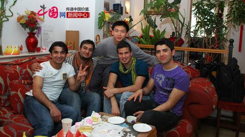 中國僑網(wǎng)李偉棋(左二)在天津拜訪他的阿富汗中文老師