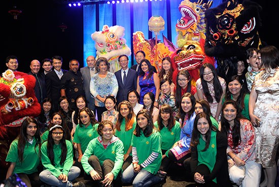 中國(guó)僑網(wǎng)中國(guó)駐智利大使李寶榮,維尼德爾瑪市市長(zhǎng)維吉尼亞•雷因娜多與演出者合影