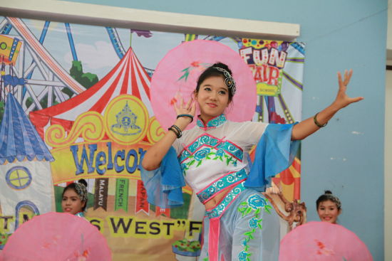 中國(guó)僑網(wǎng)華夏之彩歌舞團(tuán)的成員們正在表演《煙花三月》