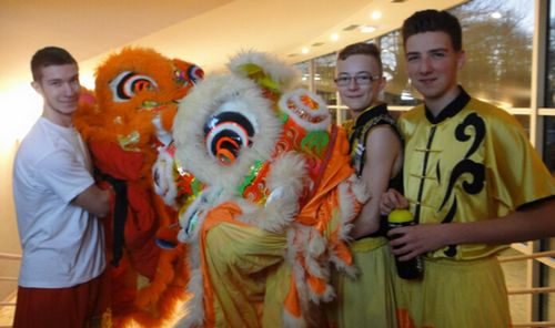 中國僑網(wǎng)法國小伙子舞獅隊。(法國《歐洲時報》)