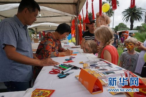 中國(guó)僑網(wǎng)孔院老師與孩子們現(xiàn)場(chǎng)互動(dòng)剪紙