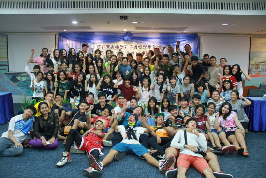 中國僑網(wǎng)師生合影